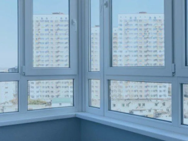 Okna z widokiem na blok mieszkalny